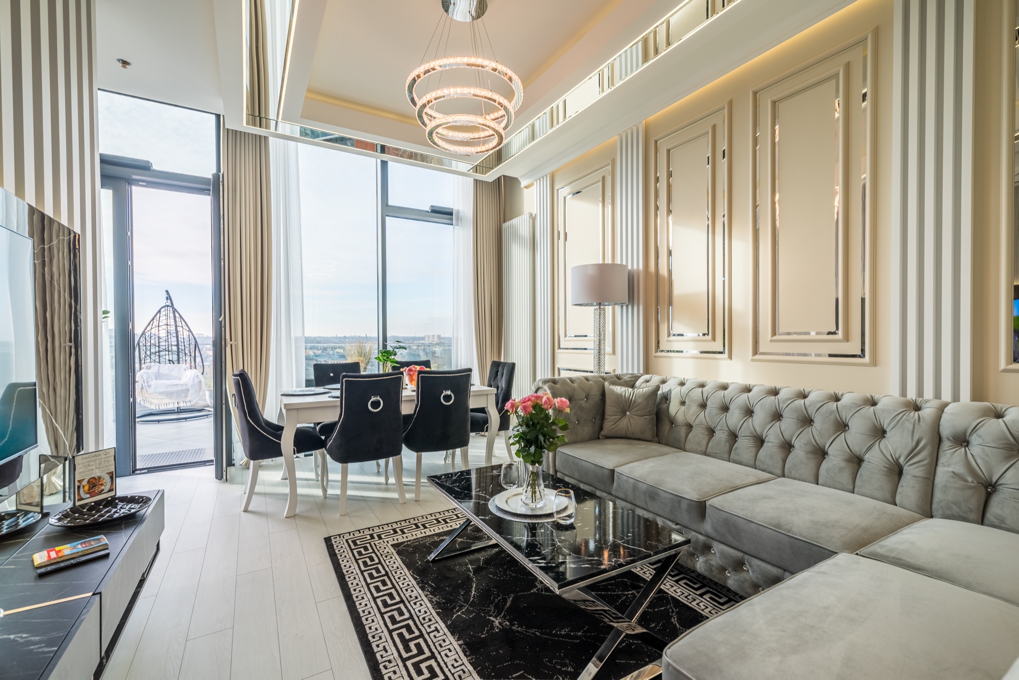 Salon apartamentu z wyjściem na taras